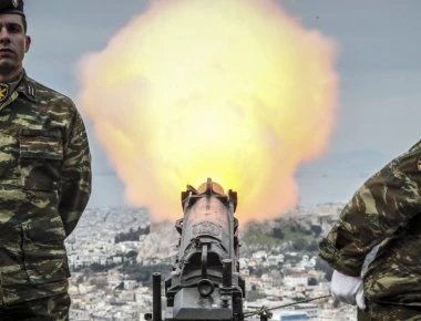Μοναδικές φωτογραφίες από τους 21 τιμητικούς κανονιοβολισμούς στον Λυκαβηττό